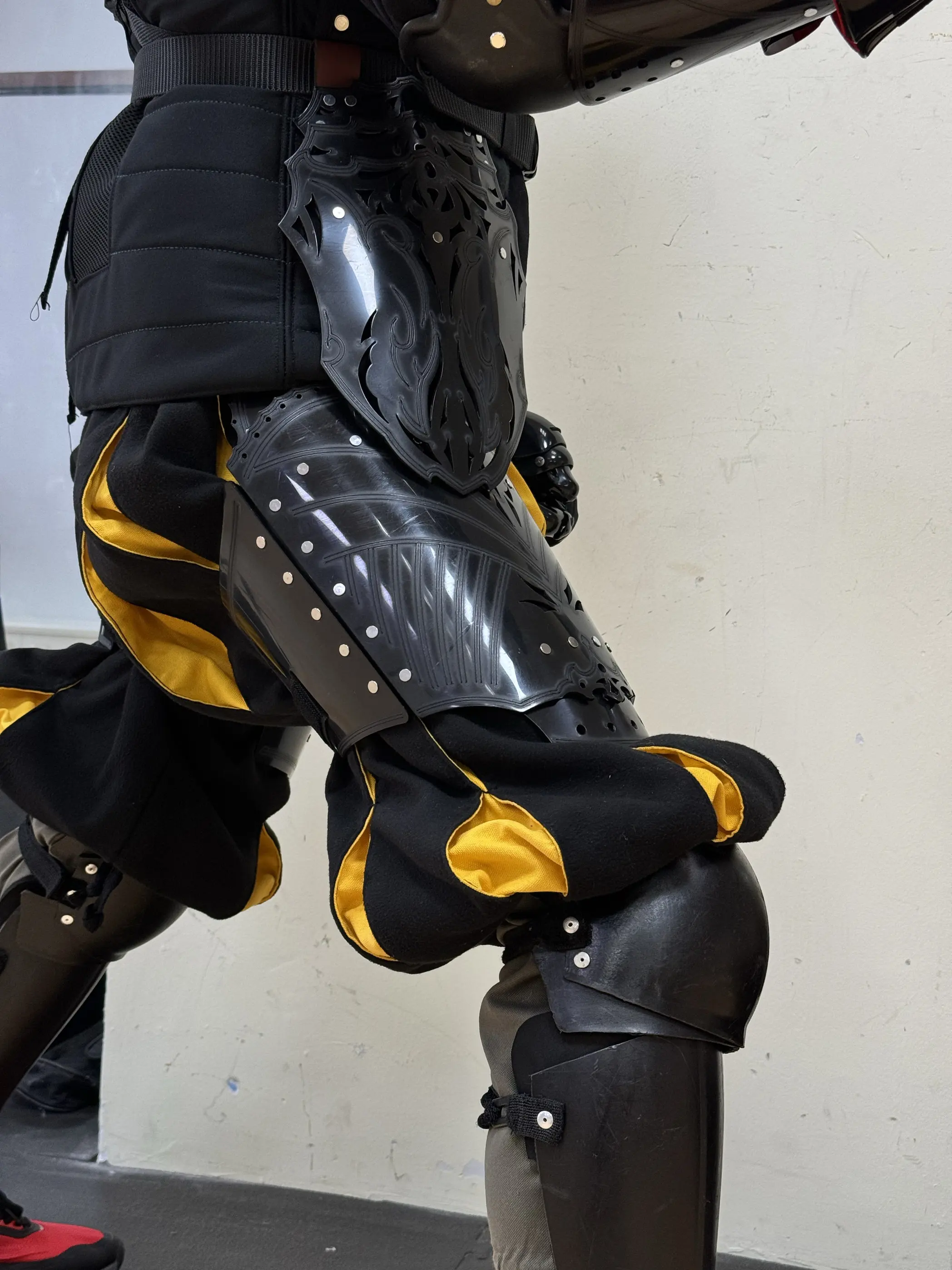 Protector de muslo de polímero para HEMA, estilo armadura - imagen 2