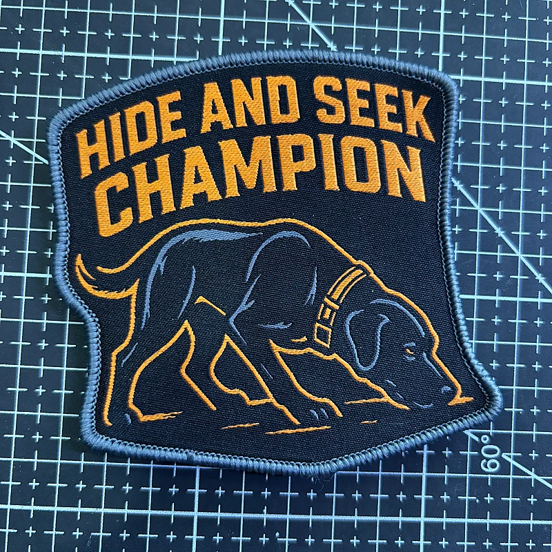 Parche táctico bordado perro caza escondite – Insignia moral velcro - imagen 3