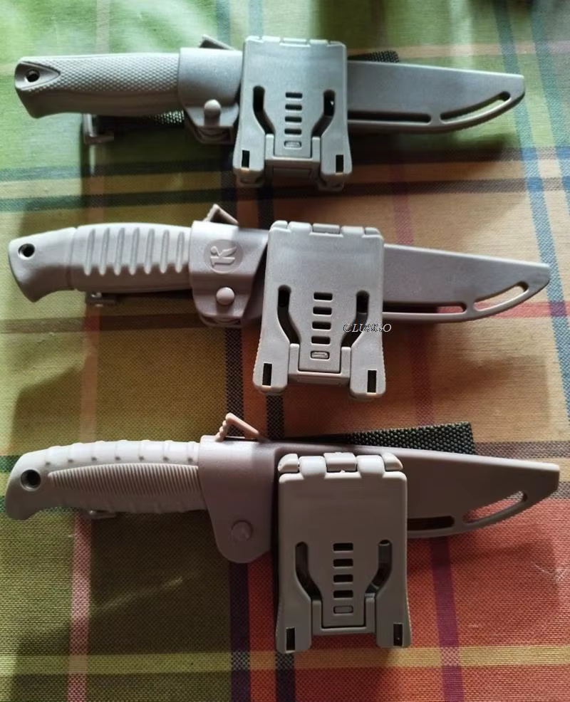 Clip de cintura tipo A con cinco orificios rectangulares para ajuste de tamaño