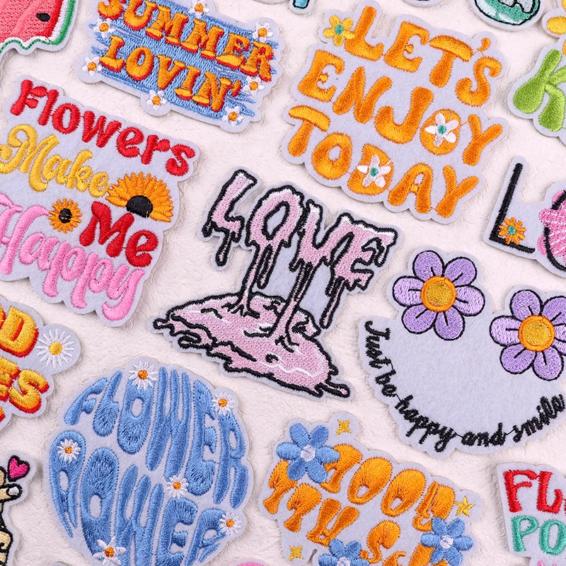 Parche bordado con diseño floral y detalles coloridos
