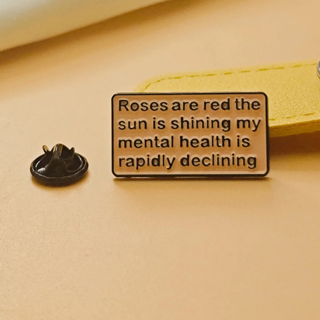 Broche táctico rosa roja – accesorio unisex para mochilas y trajes - imagen 3