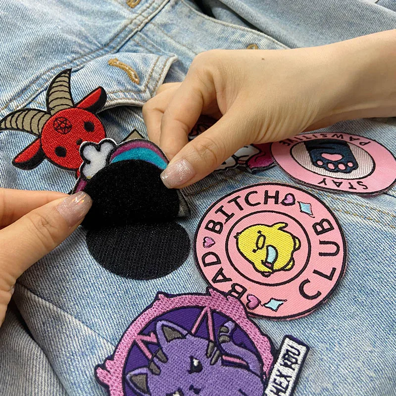 Ejemplo de parche de animales en una mochila escolar