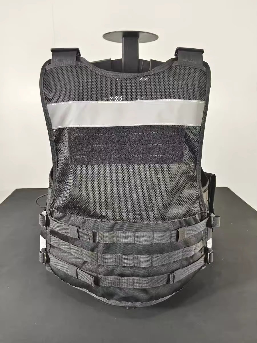 Chaleco táctico negro equipado con bolsillos portaaccesorios - imagen 5