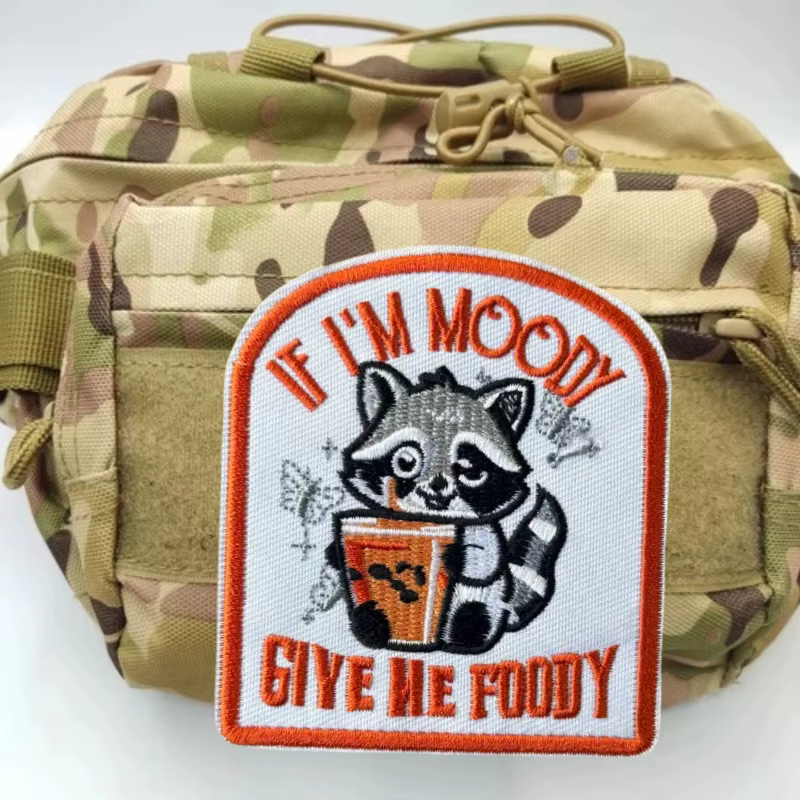 Parche Raccoon colocado sobre una mochila