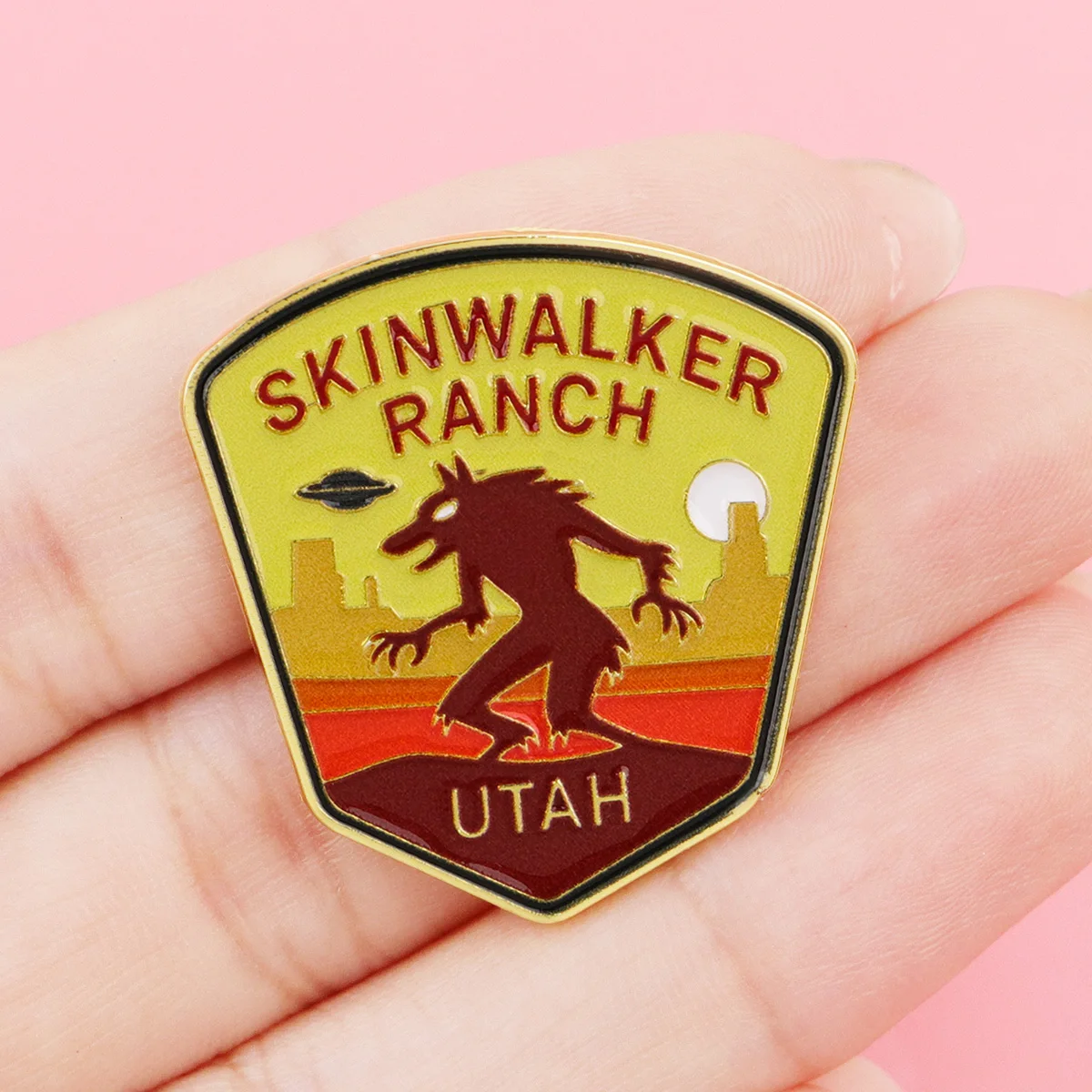Pin gótico de lobo Skinwalker en esmalte metálico