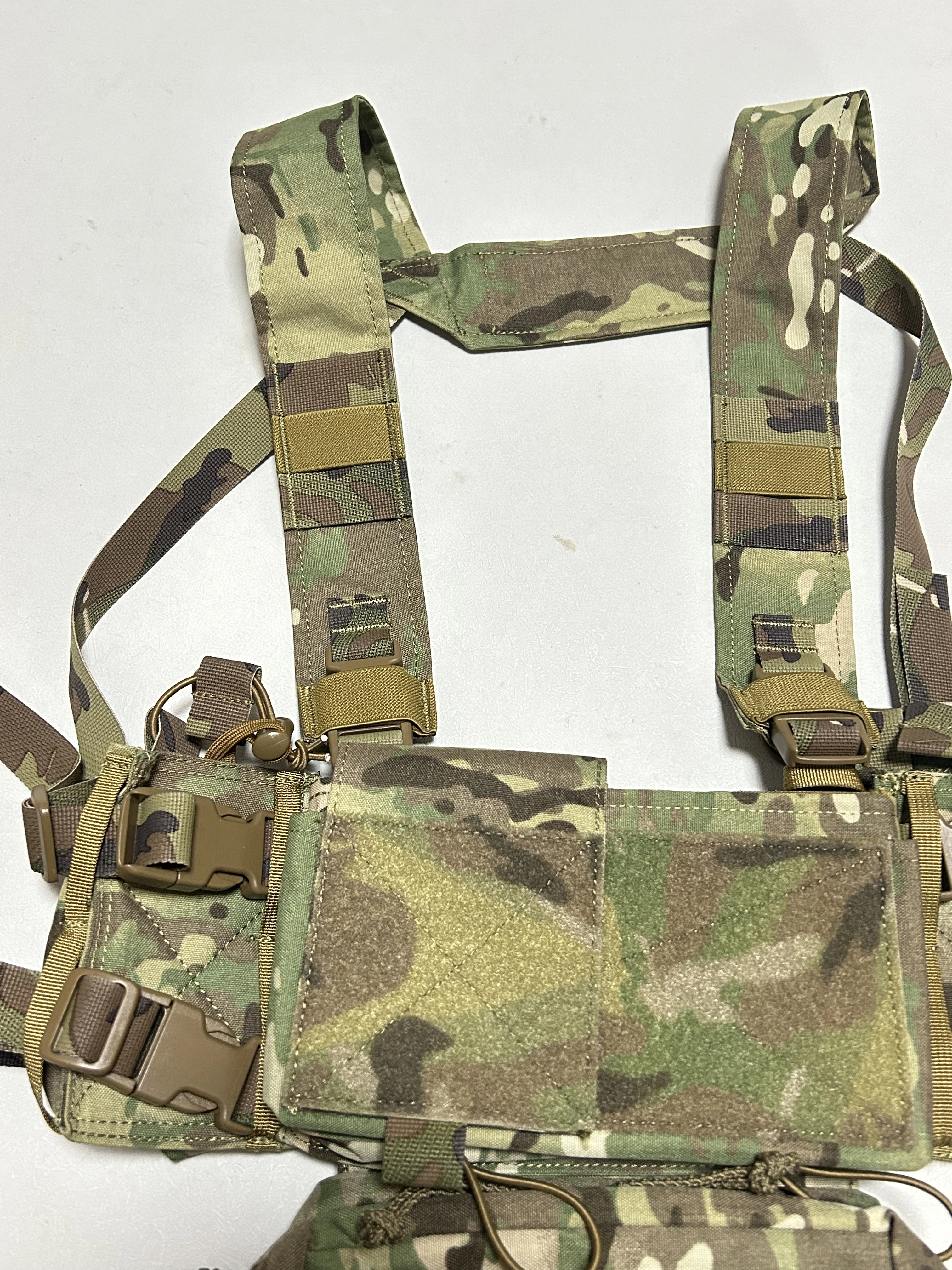 Plataforma pecho táctica multicam con sistema MOLLE - imagen 4