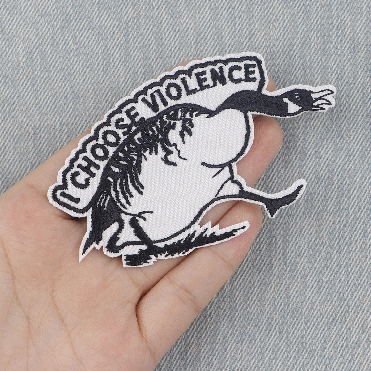 Parche bordado 'I Choose Violence' ganso divertido para planchar - imagen 3