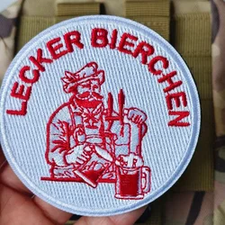 Parche táctico bordado Lecker Bierchen con velcro para mochila