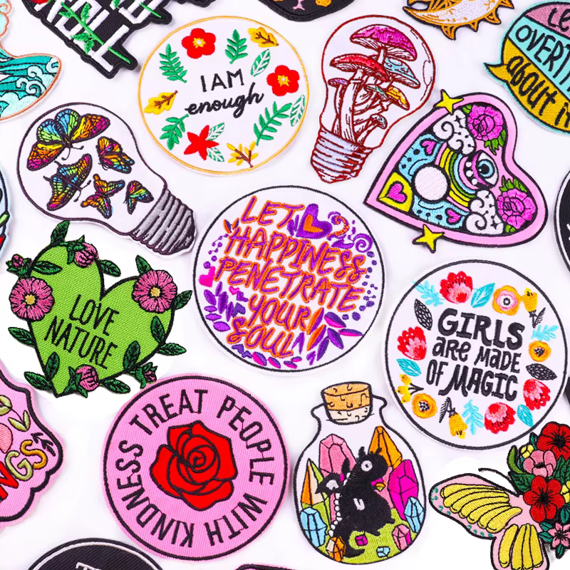 Parches bordados con motivos florales y letras
