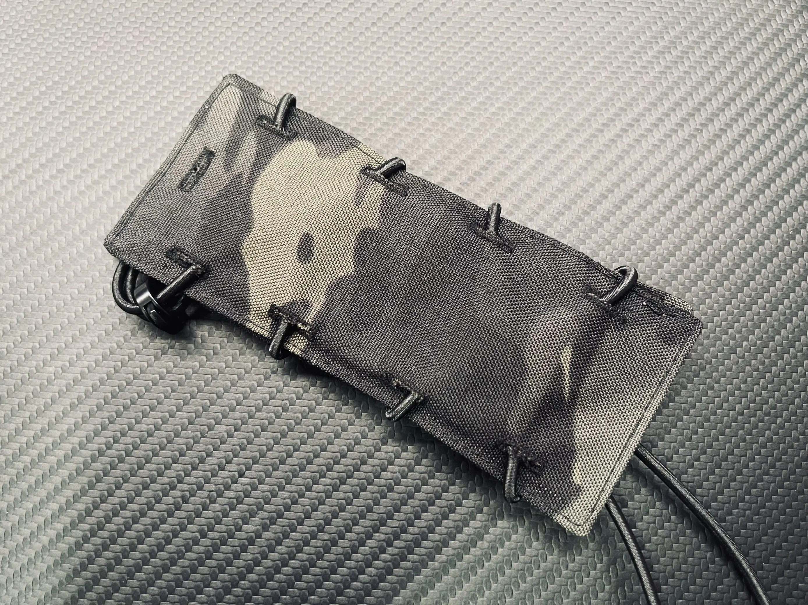 Funda táctica para riel Fishbone AOR1 en camuflaje negro/blanco - imagen 2