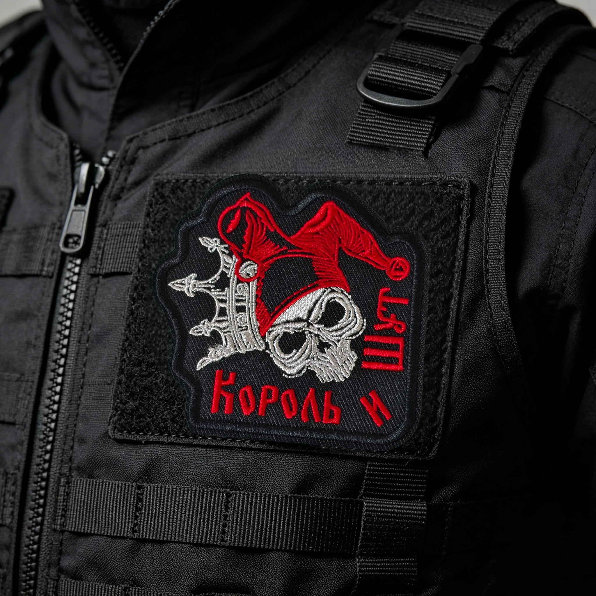 Parche bordado calavera punk con gancho y bucle para mochila - imagen 4