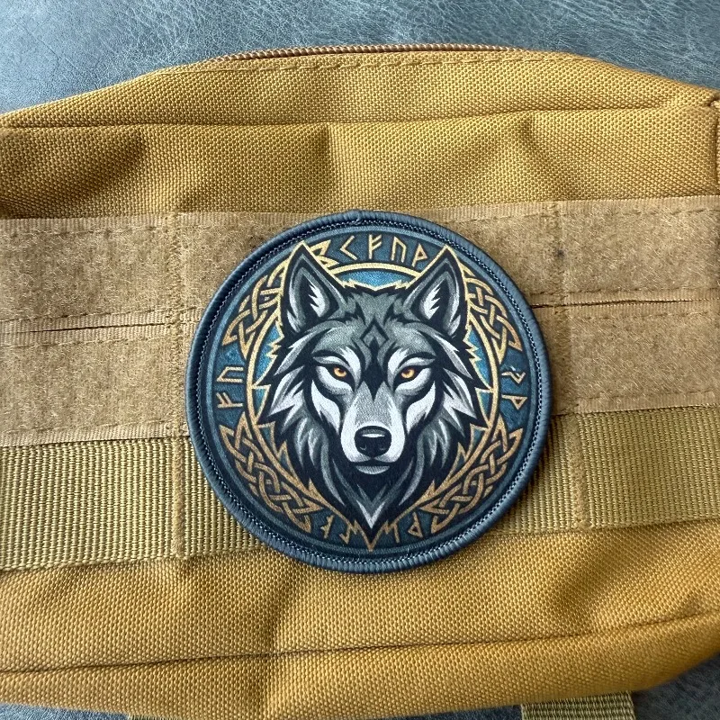 Parche táctico cabeza de lobo con runas nórdicas Velcro - imagen 5
