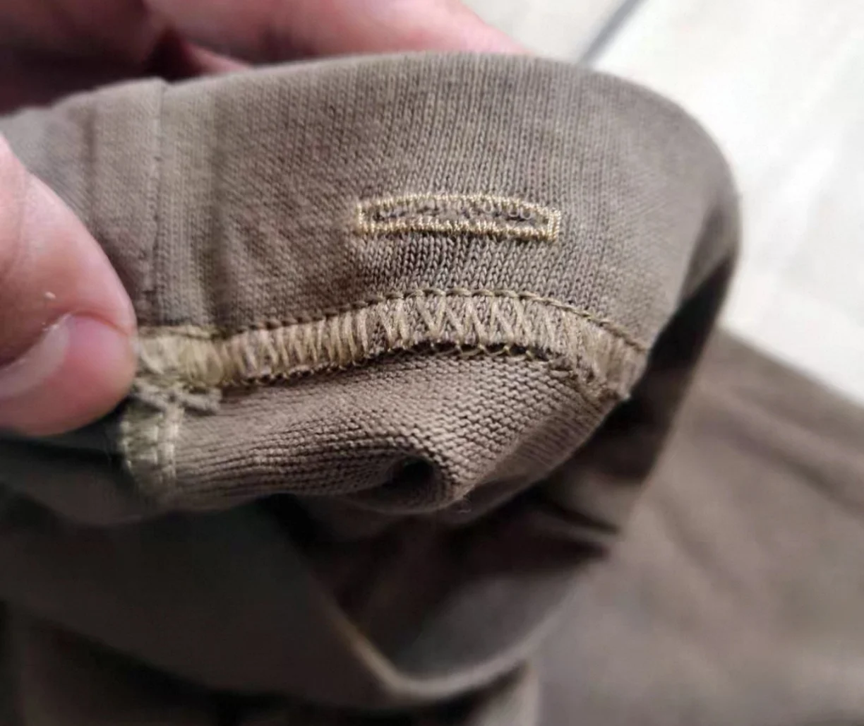 Conjunto en estilo militar en oliva