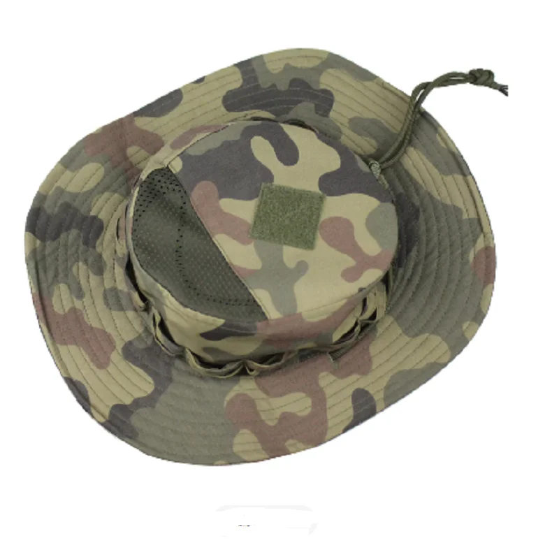 Sombrero de pescador camuflaje polaco visto de frente