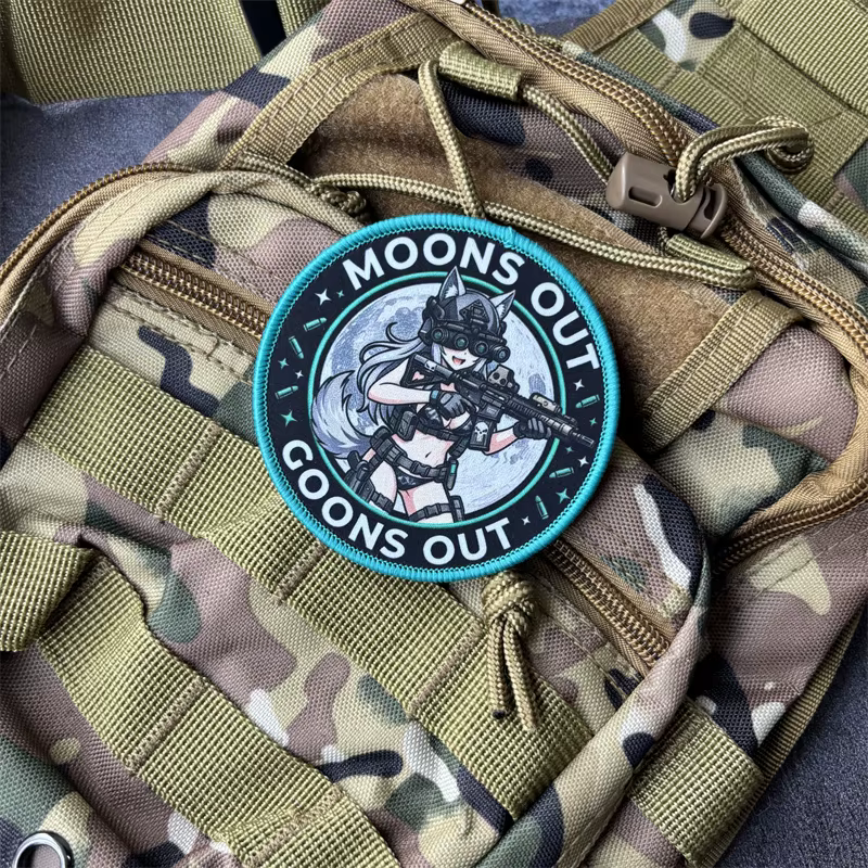 Parche táctico “MOONS OUT GOONS OUT” en detalle