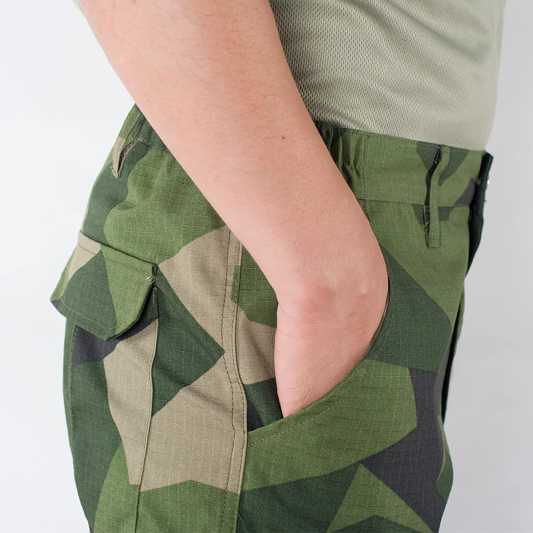 Pantalón táctico M90 en uso durante actividad outdoor