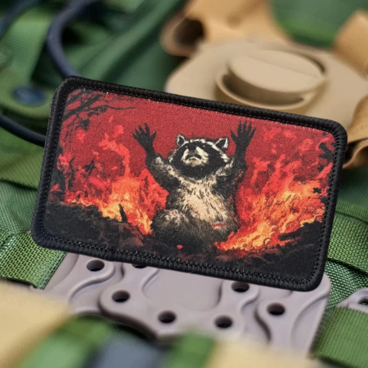 Parche táctico Honey Badger sobre tejido oscuro