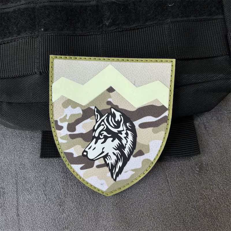 Parche táctico luminoso con escorpión de lobo en velcro - imagen 5