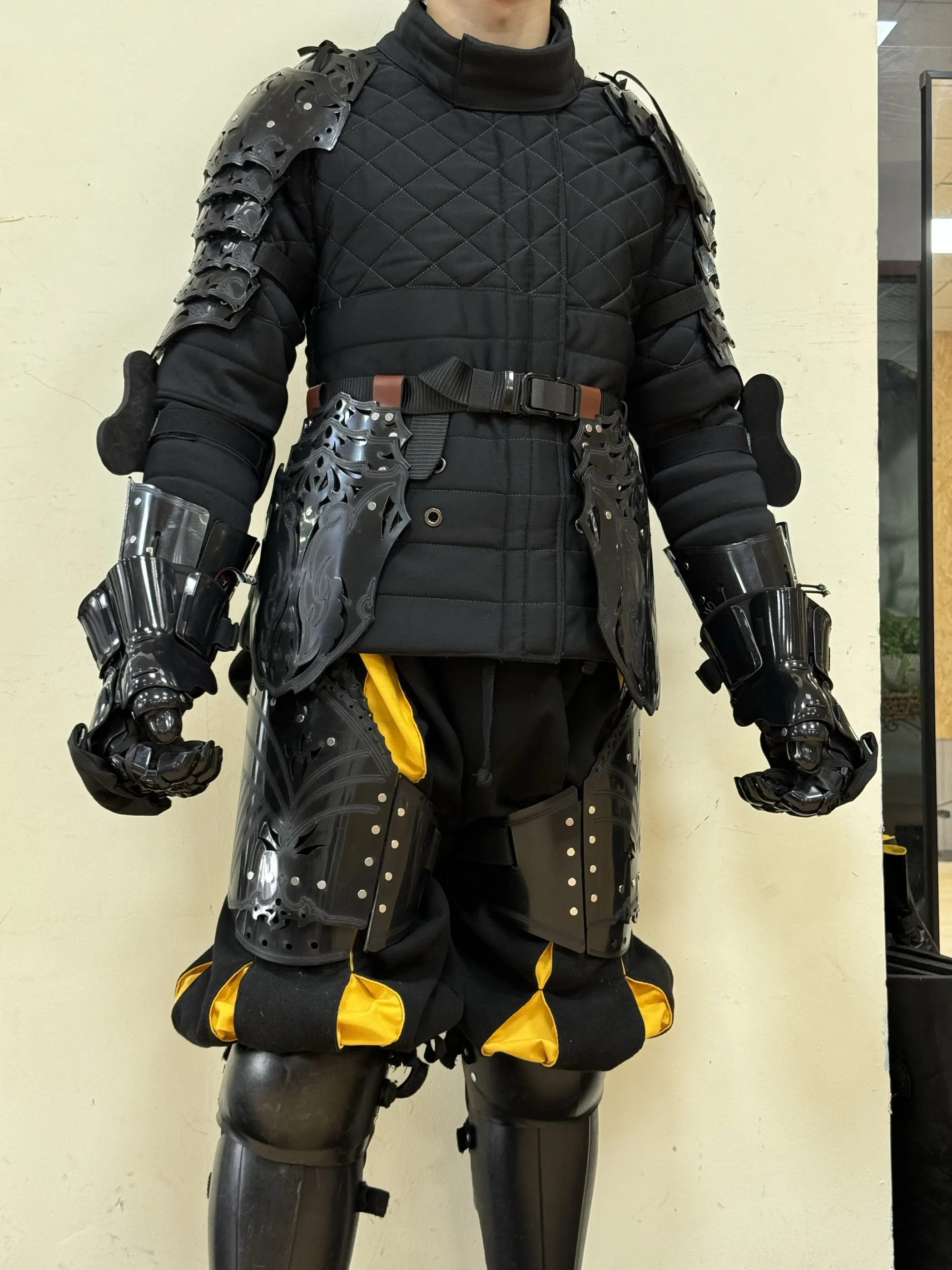 Protector de muslo de polímero para HEMA, estilo armadura - imagen 4