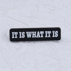 Broche de metal táctico con inscripción Es lo que es