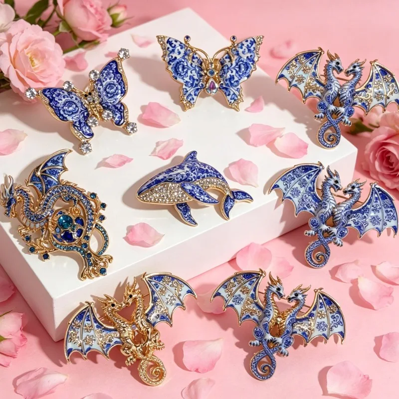 Detalle del broche estilo porcelana azul y blanca