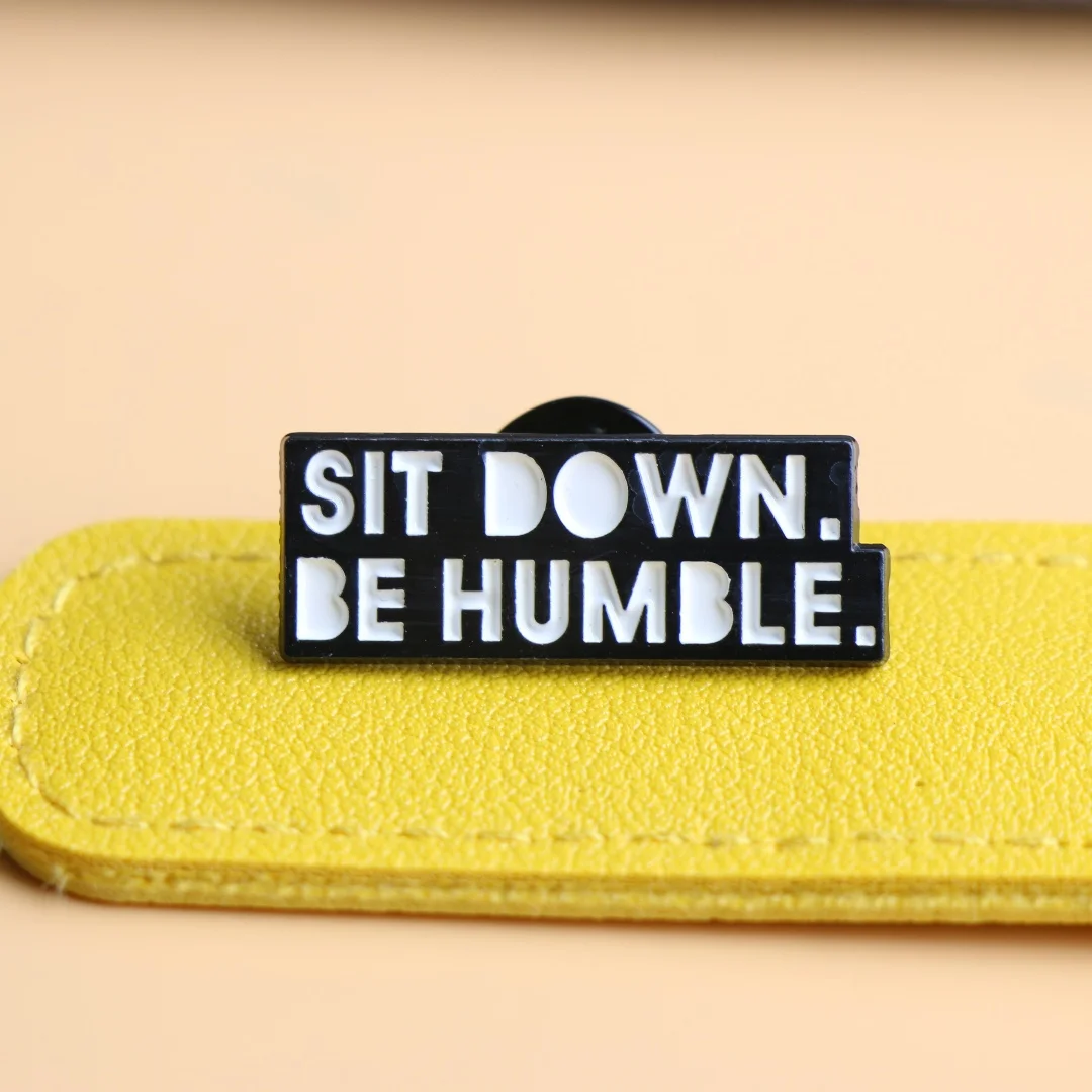 Alfiler esmaltado gótico punk con frase humorística para solapa - imagen 2