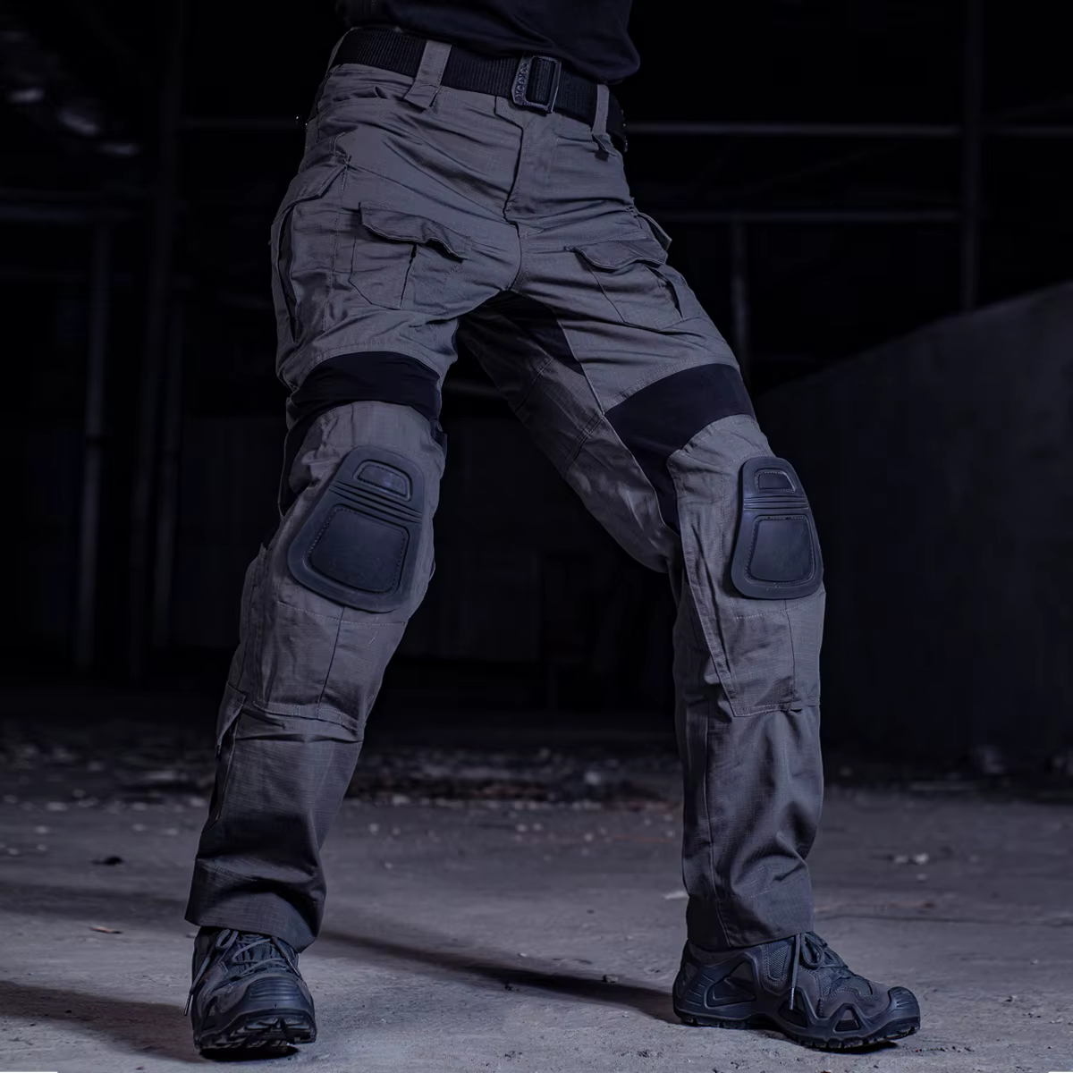 Detalle de bolsillos tácticos del pantalón TRN G3
