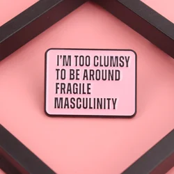Clumsy Pin insignia mensaje feminista: advertencia masculinidad frágil