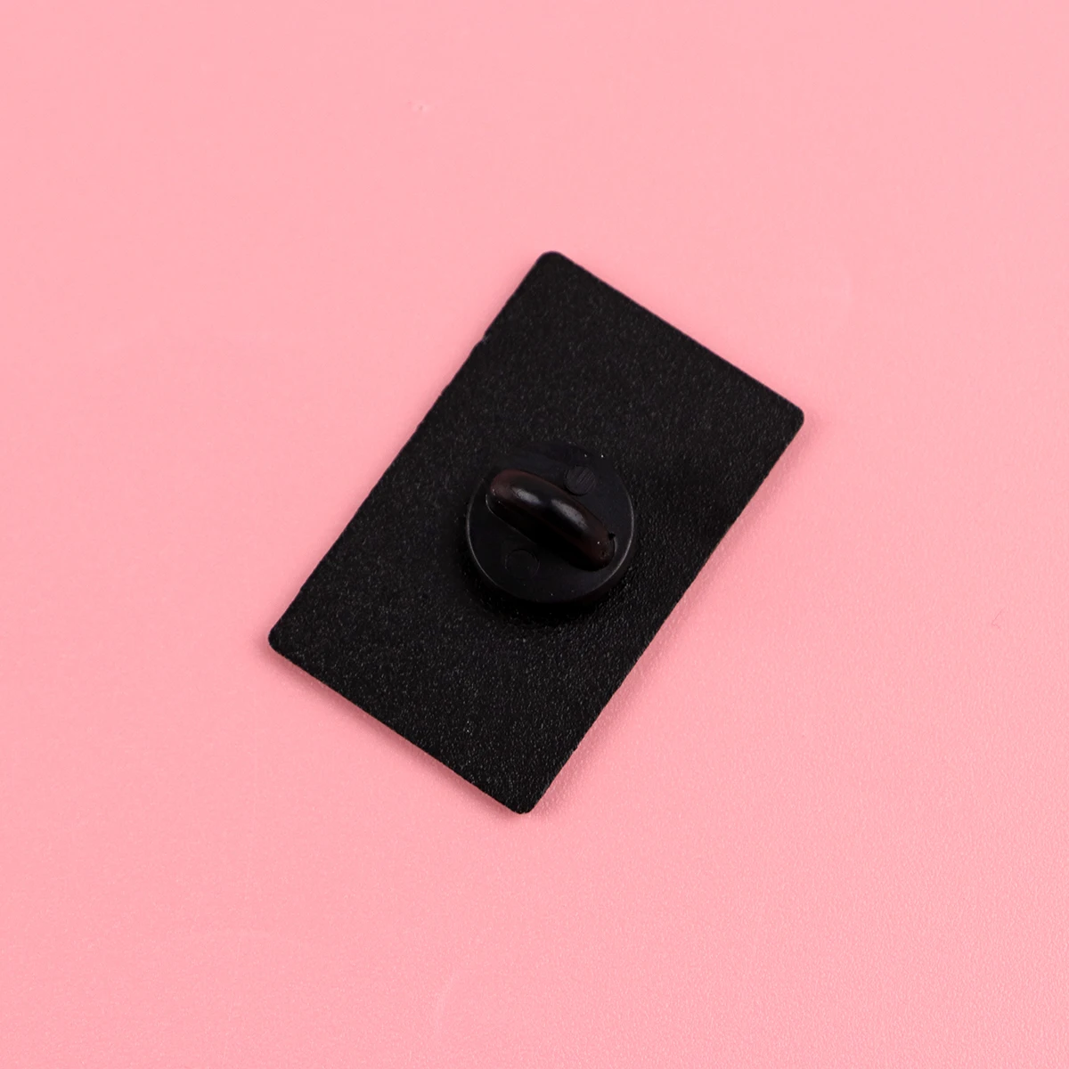 Broche de esmalte con motivo geométrico