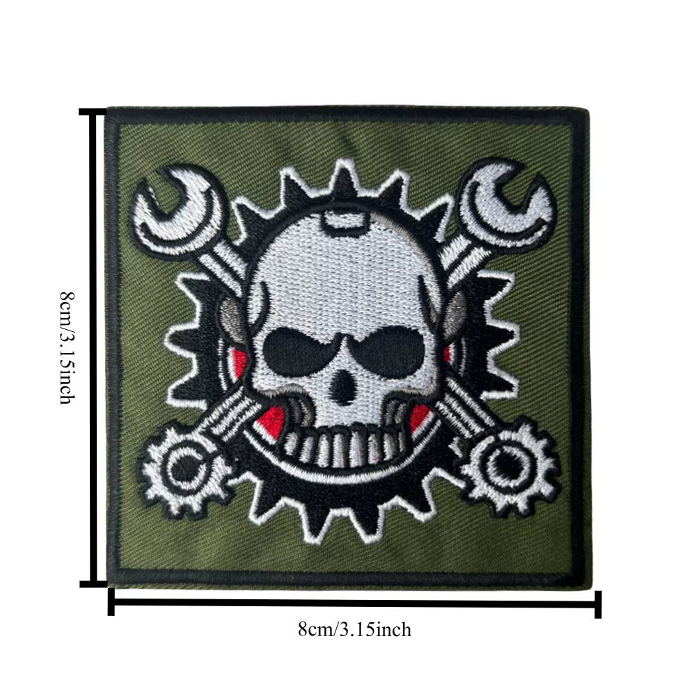 Detalle del diseño calavera mecánica y textura bordada