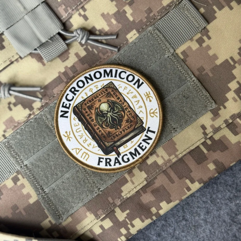 Parche táctico necronomicón fragmento pulpo – insignia para brazalete - imagen 4