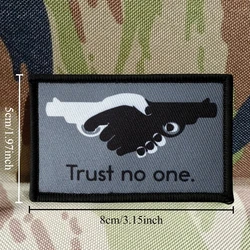 Trust No One Parche Velcro táctico MOLLE para chaleco y mochila