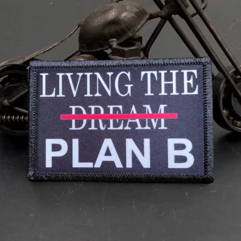 Parche Living The Dream sobre una chaqueta verde oliva