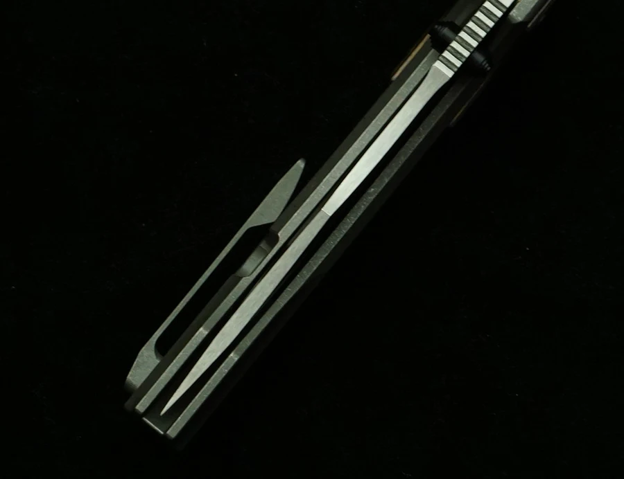 Cuchillo plegado en mano, estilo EDC