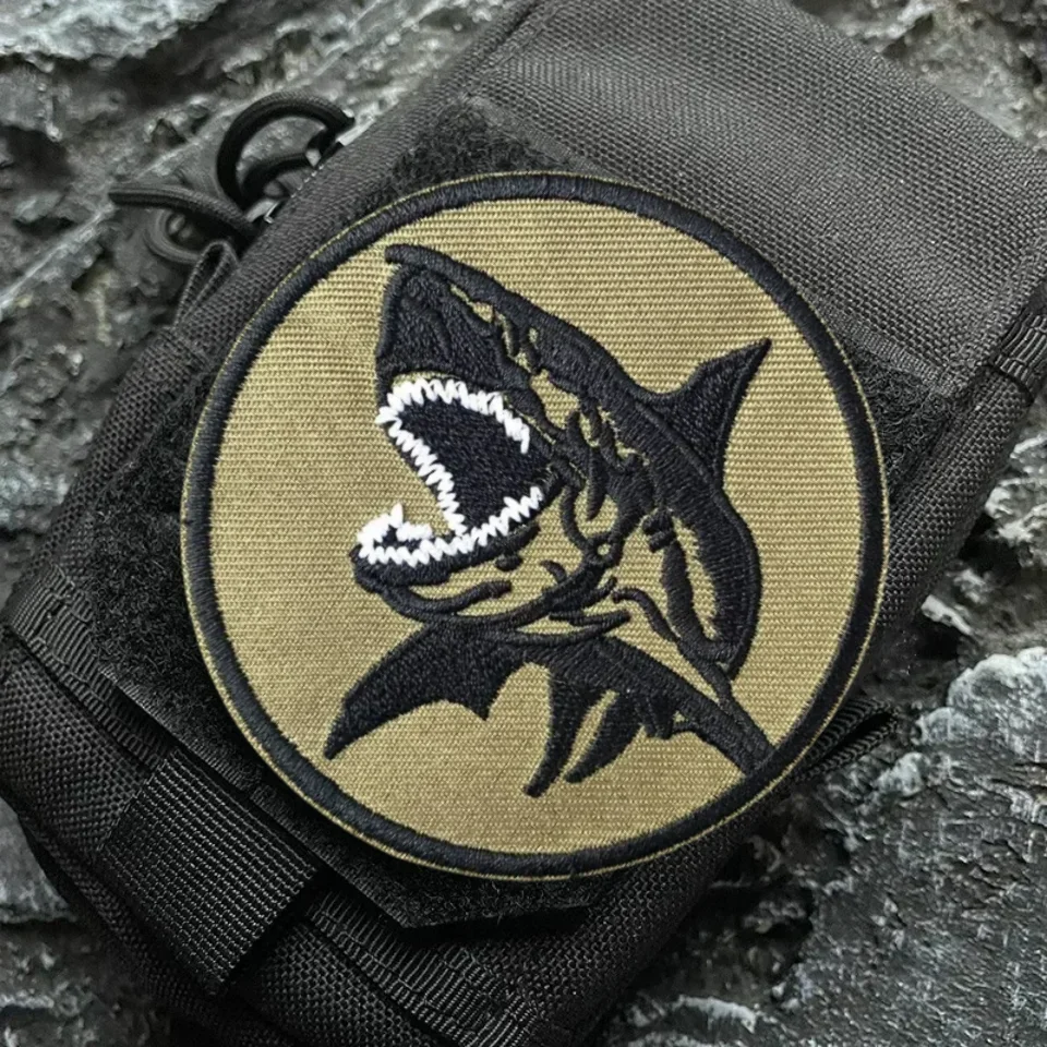 Parche táctico Shark gancho y bucle bordado para mochila - imagen 5