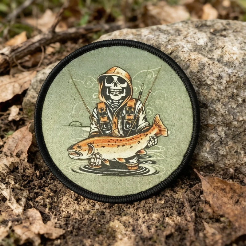 Parche táctico de pesca con diseño de caña y pez, ideal para mochilas y chalecos