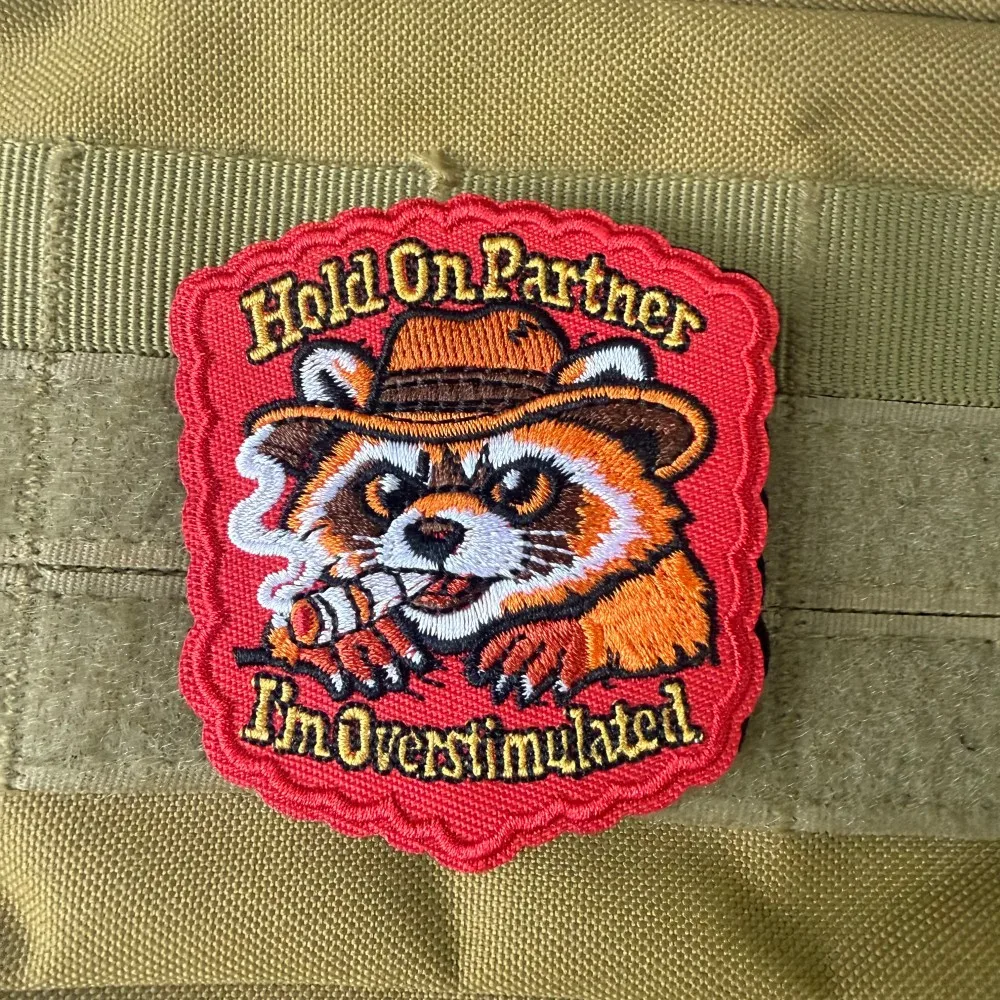 Parche táctico bordado de mapache fumador con velcro - imagen 5