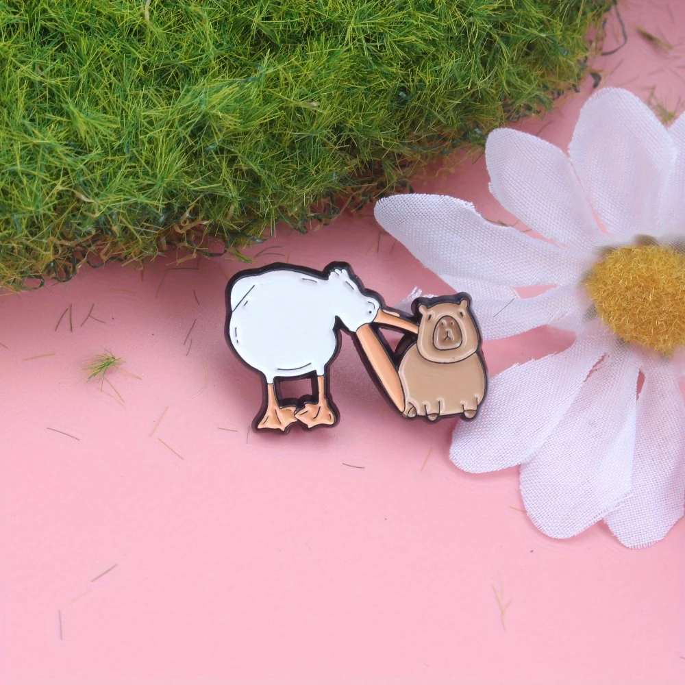 Broche metal capibara con pelícano y conejillo: pin solapa - imagen 3