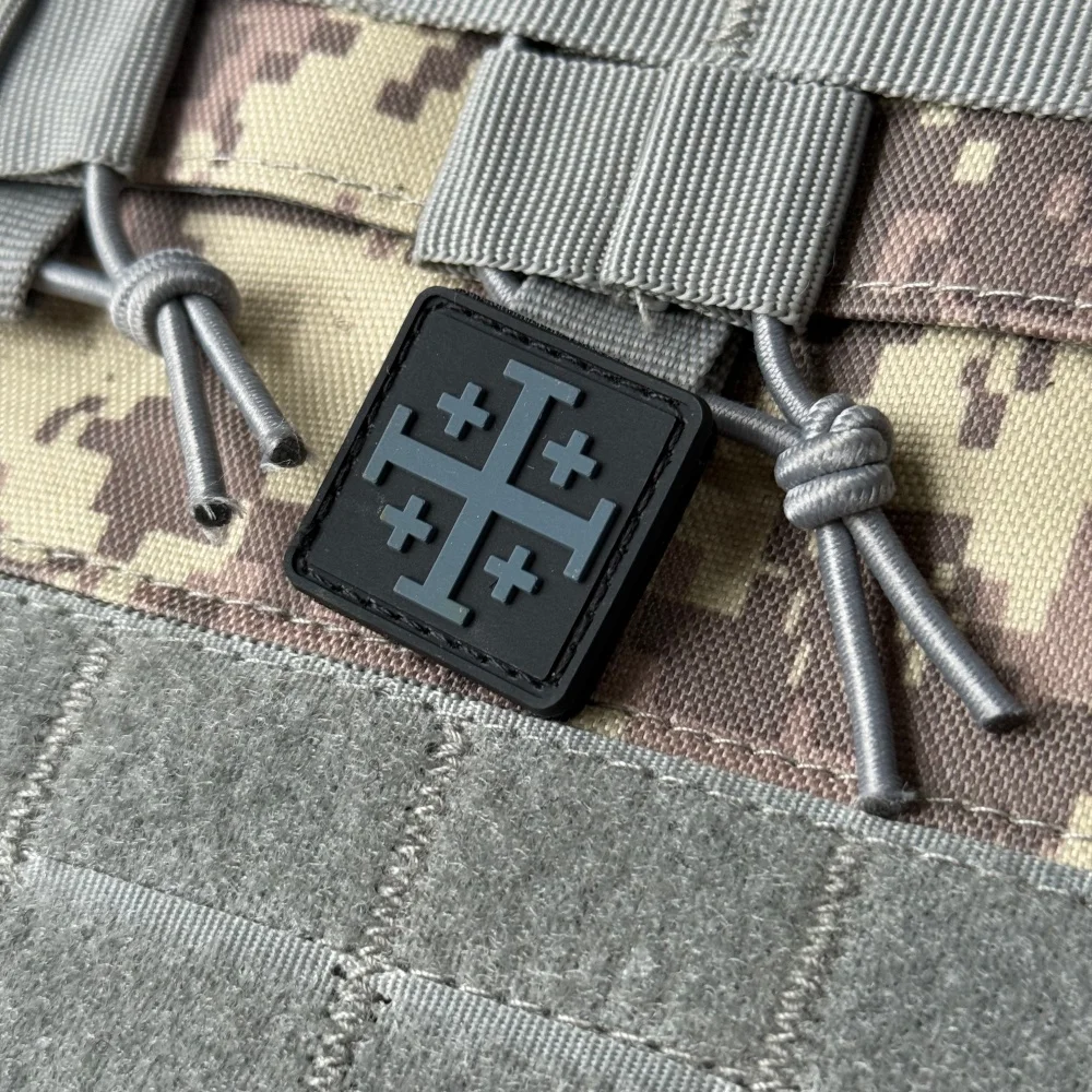 Parche táctico PVC 3D Cruz de Jerusalén – Baja visibilidad con velcro