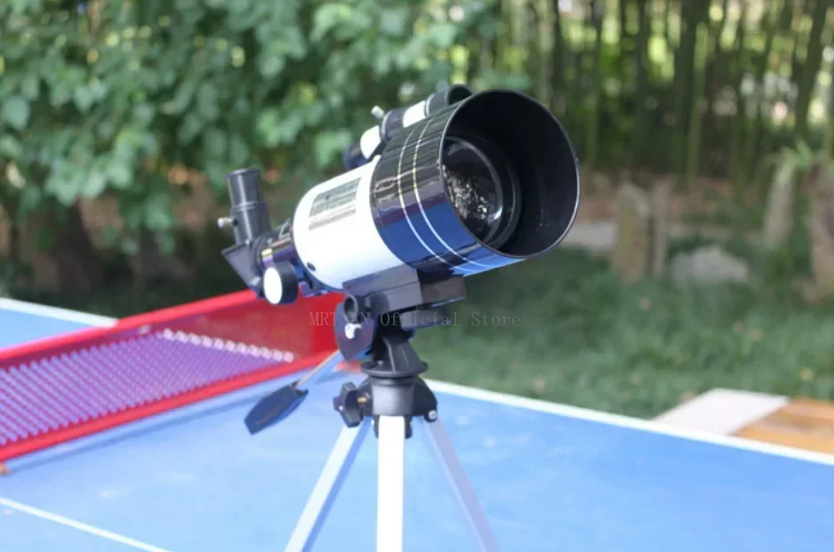 Trípode corto y accesorios del telescopio astronómico