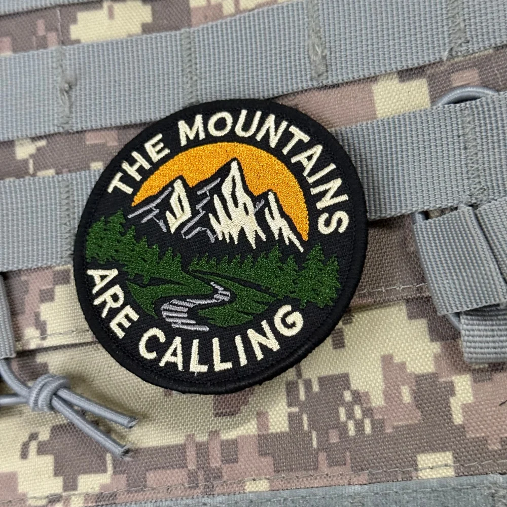 Parche bordado outdoor Montes Llaman – insignia para mochila - imagen 2
