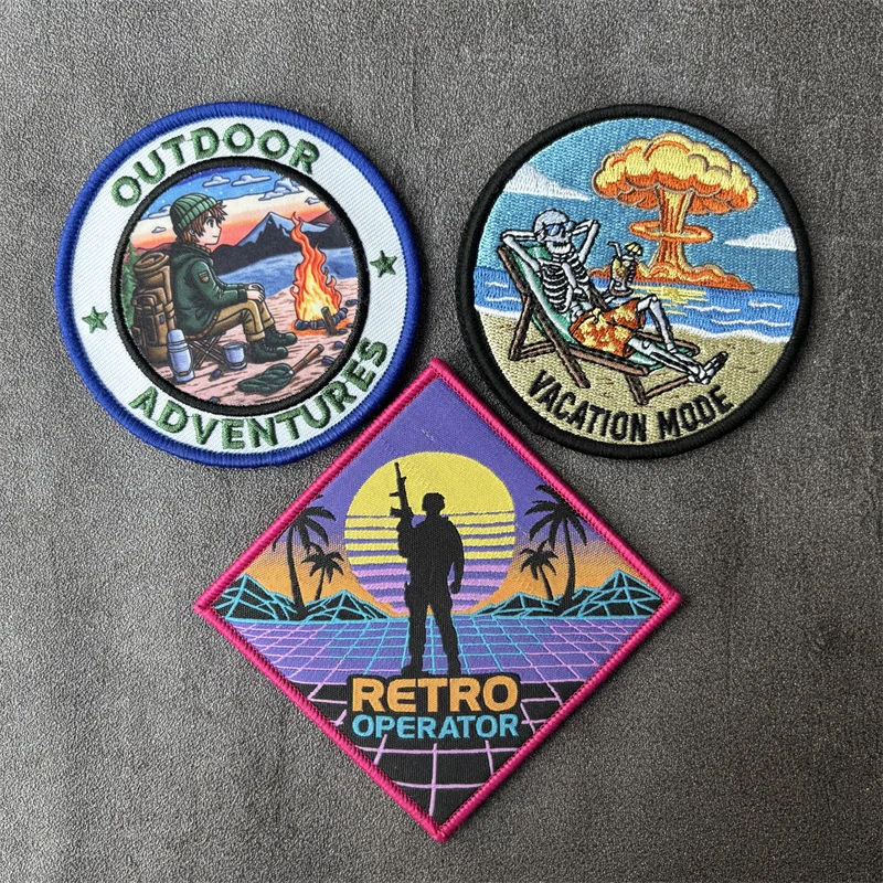 Parche con diseño de montañas y sistema gancho y bucle