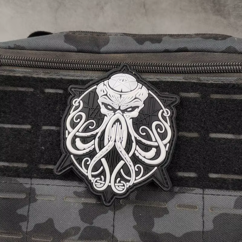 Parche 3D Cthulhu con efecto glow – PVC para mochilas y equipamiento - imagen 3
