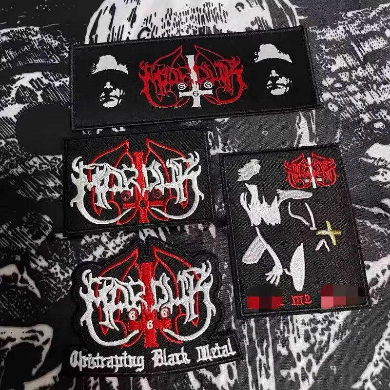 Parches Marduk dorados aplicados en chaqueta vaquera