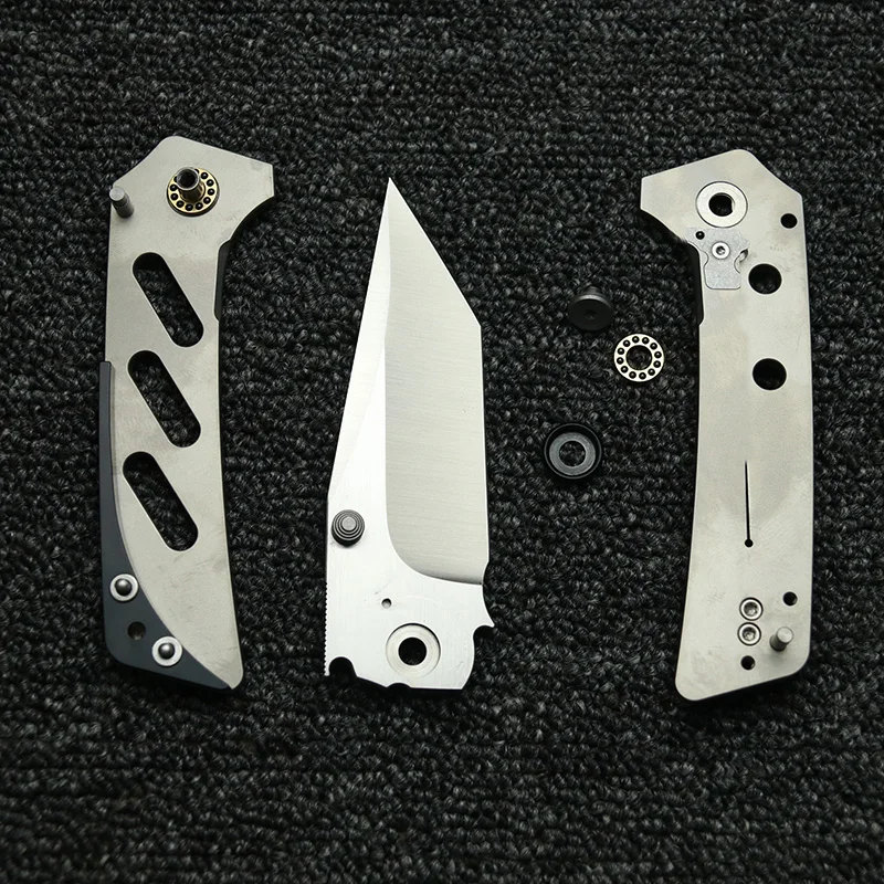 Cuchillo EDC en contexto de uso al aire libre