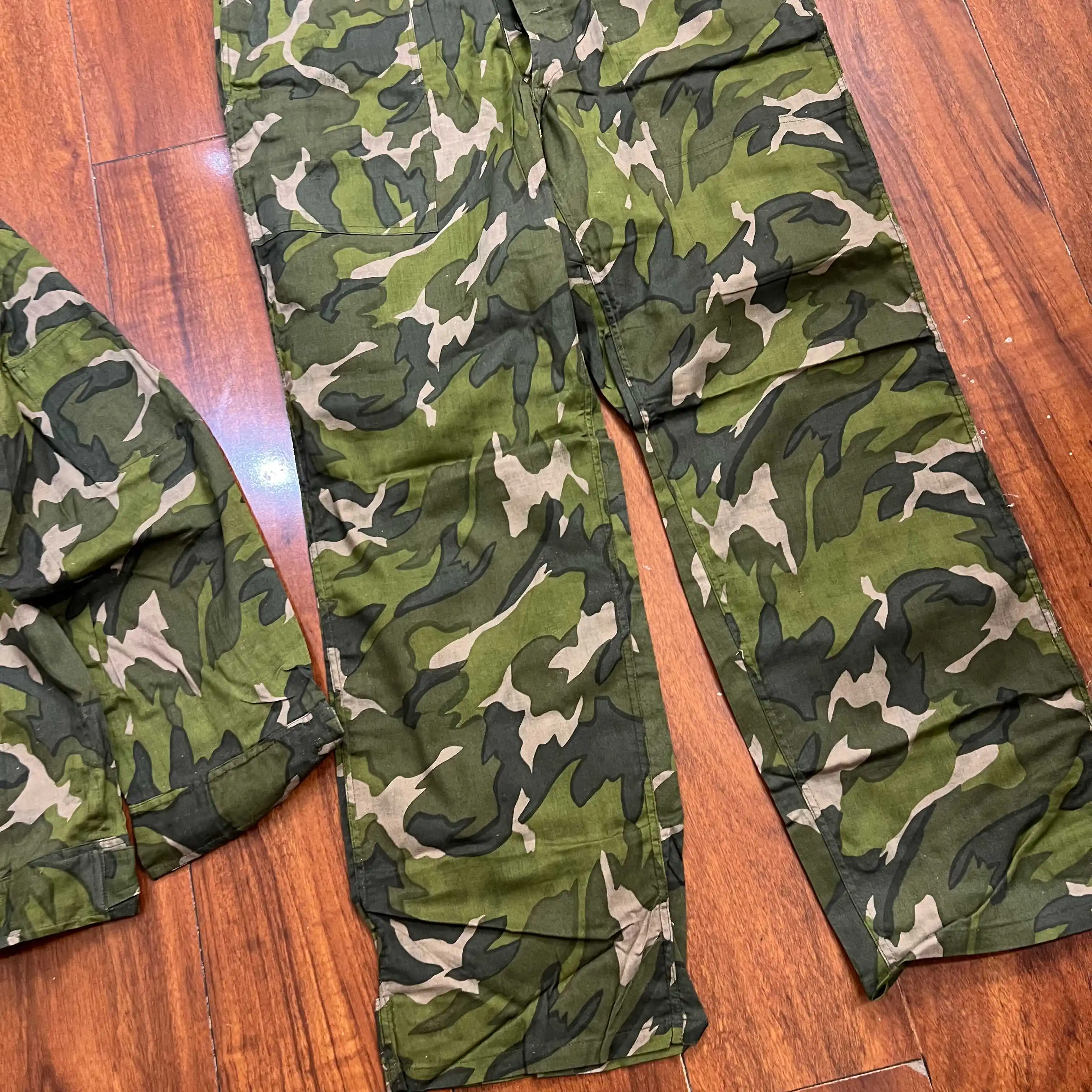 Traje camuflaje táctico reversible patrón hojas – pequeño - imagen 2