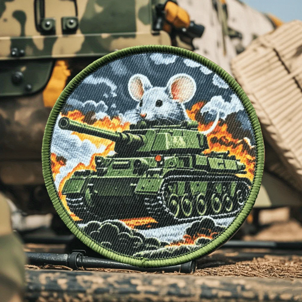 Parche táctico de ratón tanque en fondo oscuro