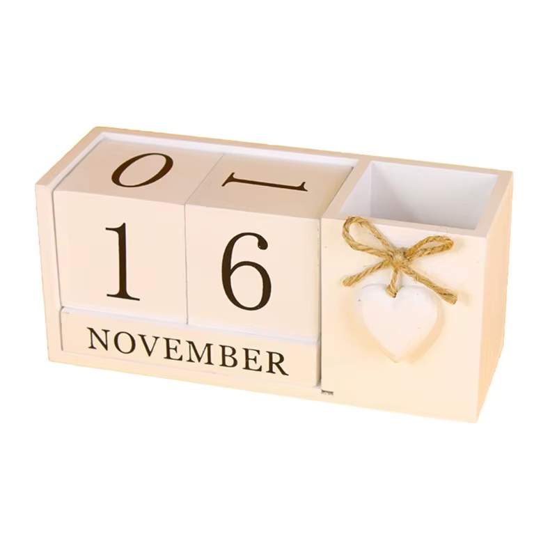 Decoración escritorio de bloques madera con calendario permanente y portalápices