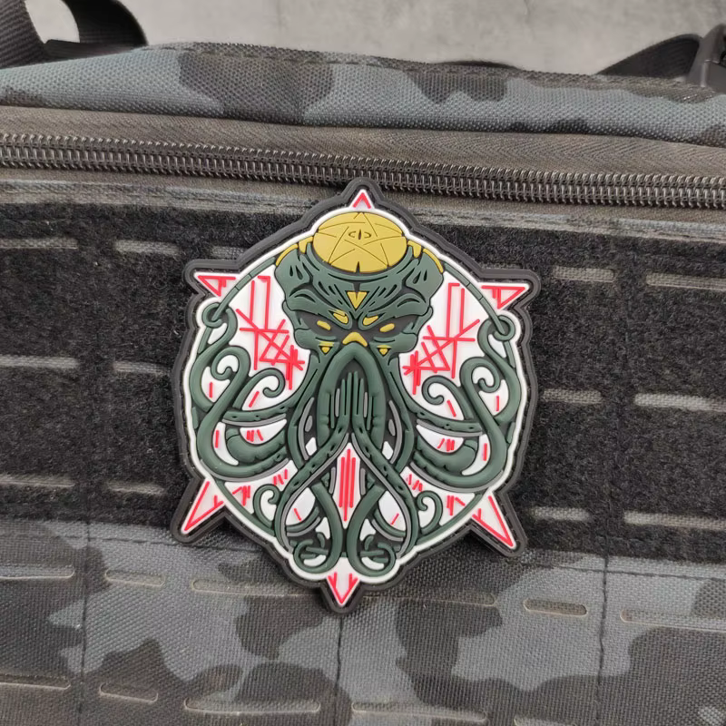 Parche 3D Cthulhu con efecto glow – PVC para mochilas y equipamiento - imagen 2