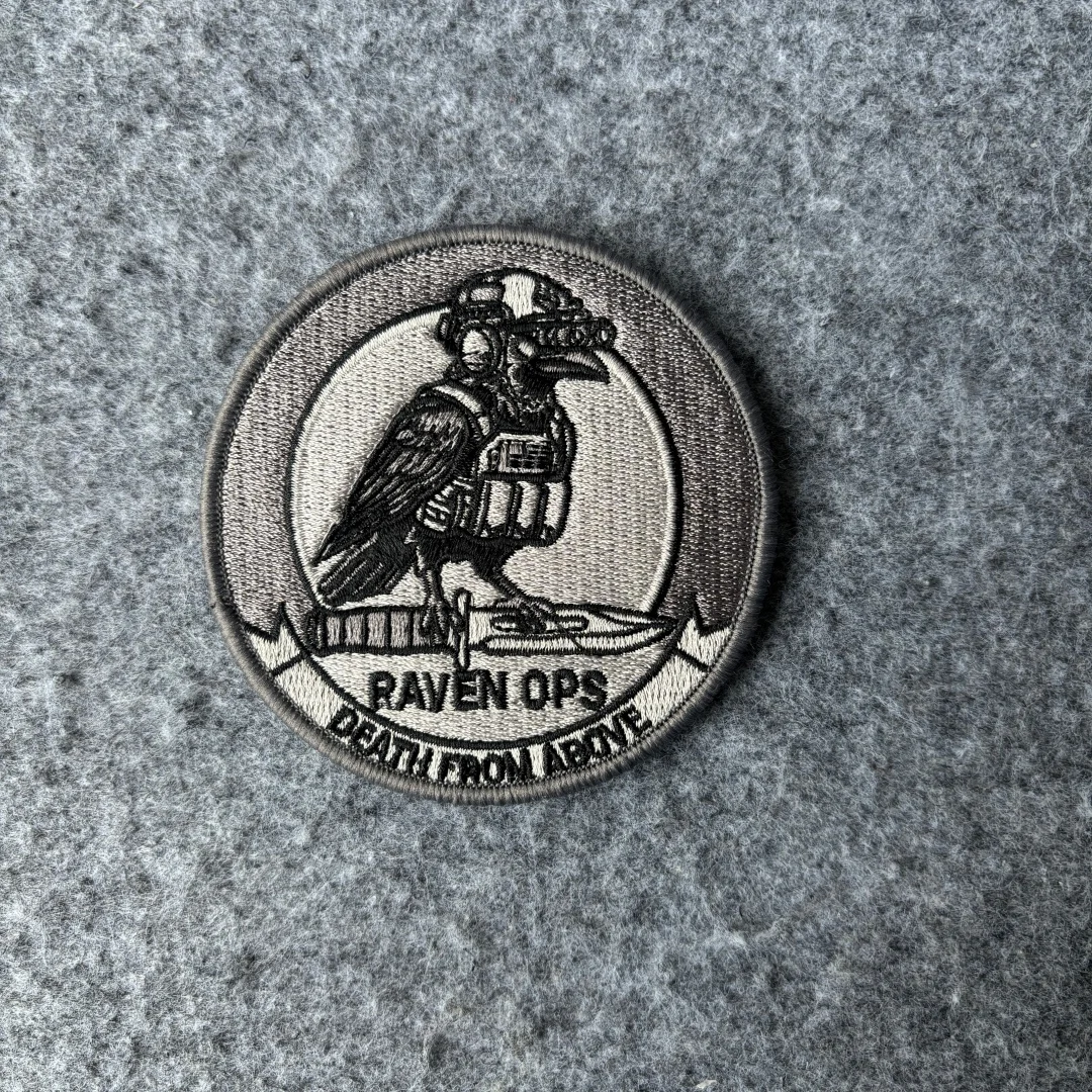 Raven Ops parche bordado táctico cuervo gris con velcro para mochila - imagen 4